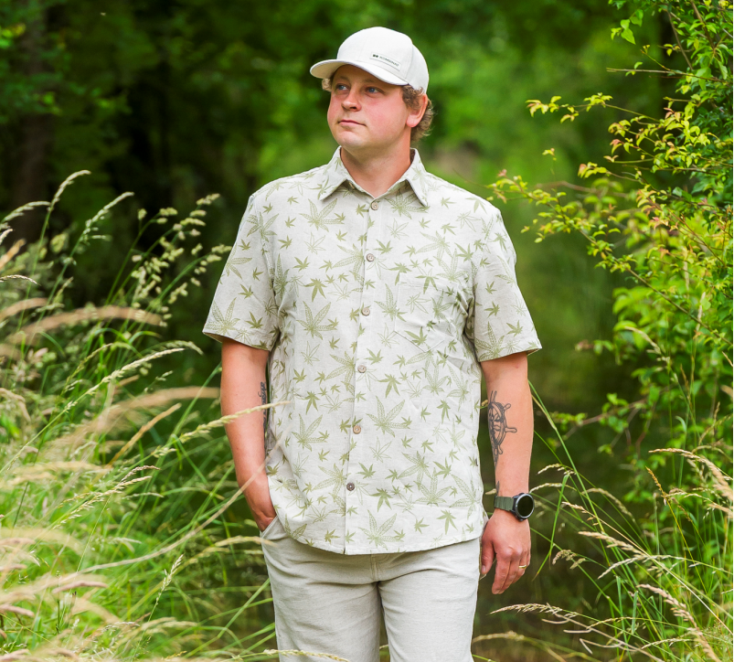Short-sleeve shirt with a botanical pattern