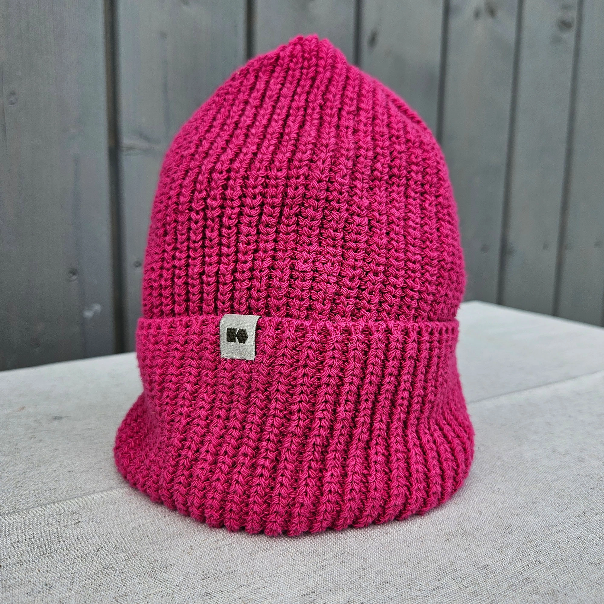 Hemp-cotton beanie with a small logo (fuchsia)