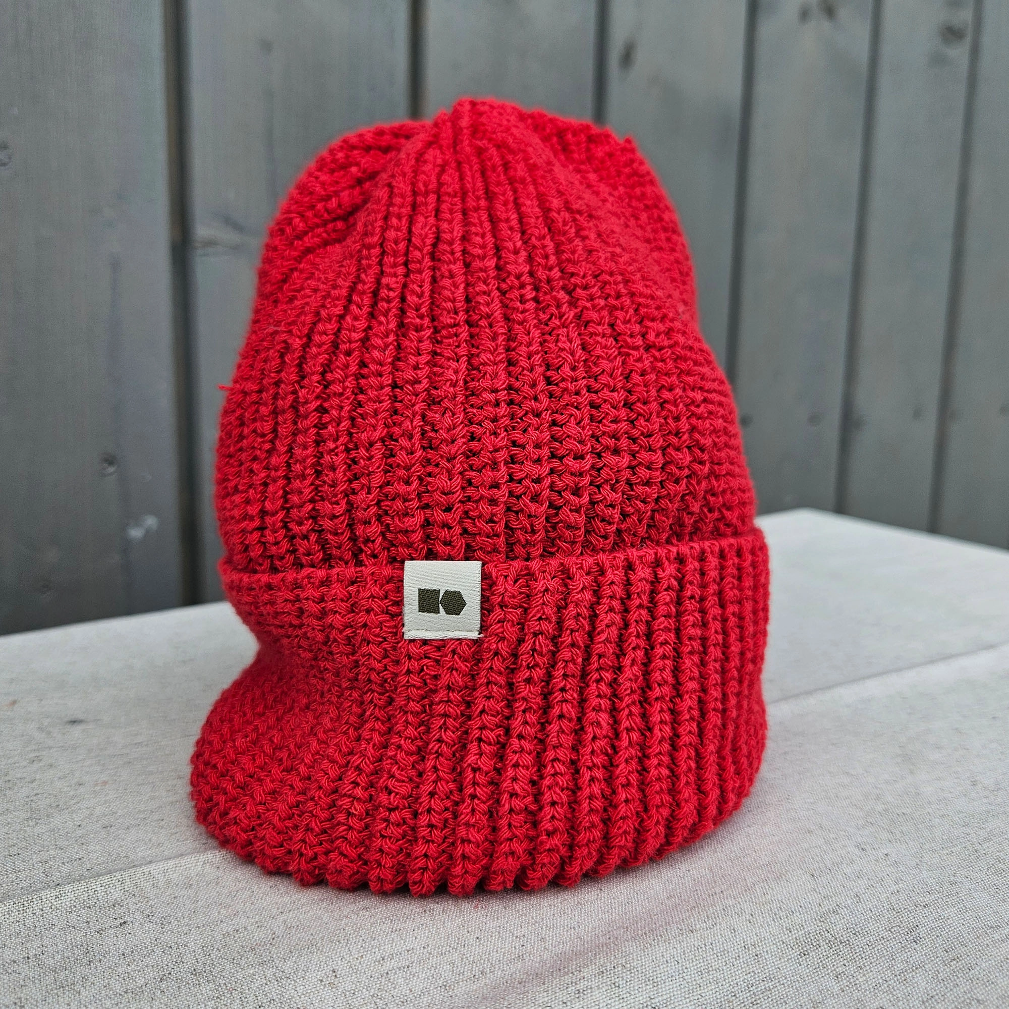 Hemp-cotton beanie with a small logo (red)