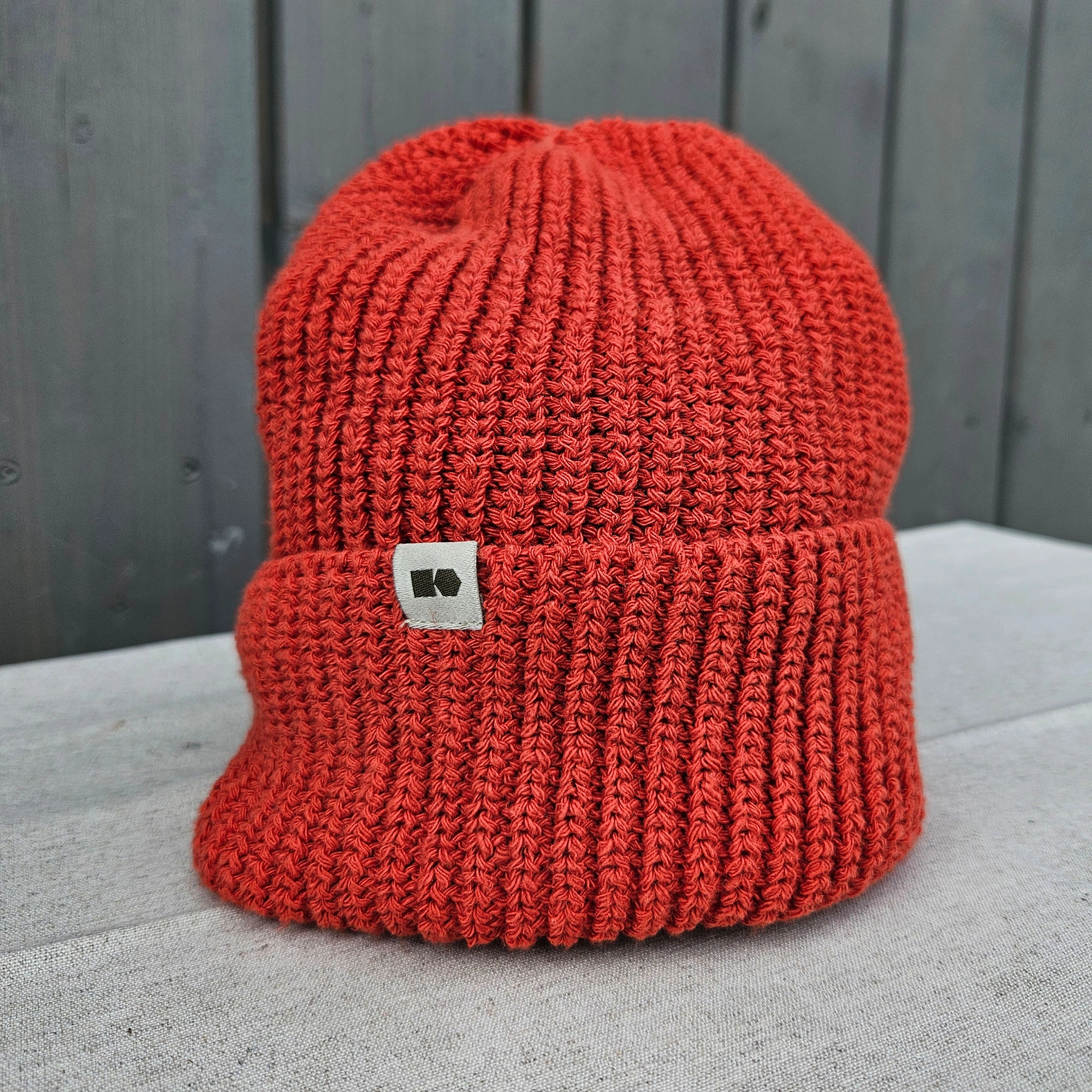 Hemp-cotton beanie with a small logo (redhead)