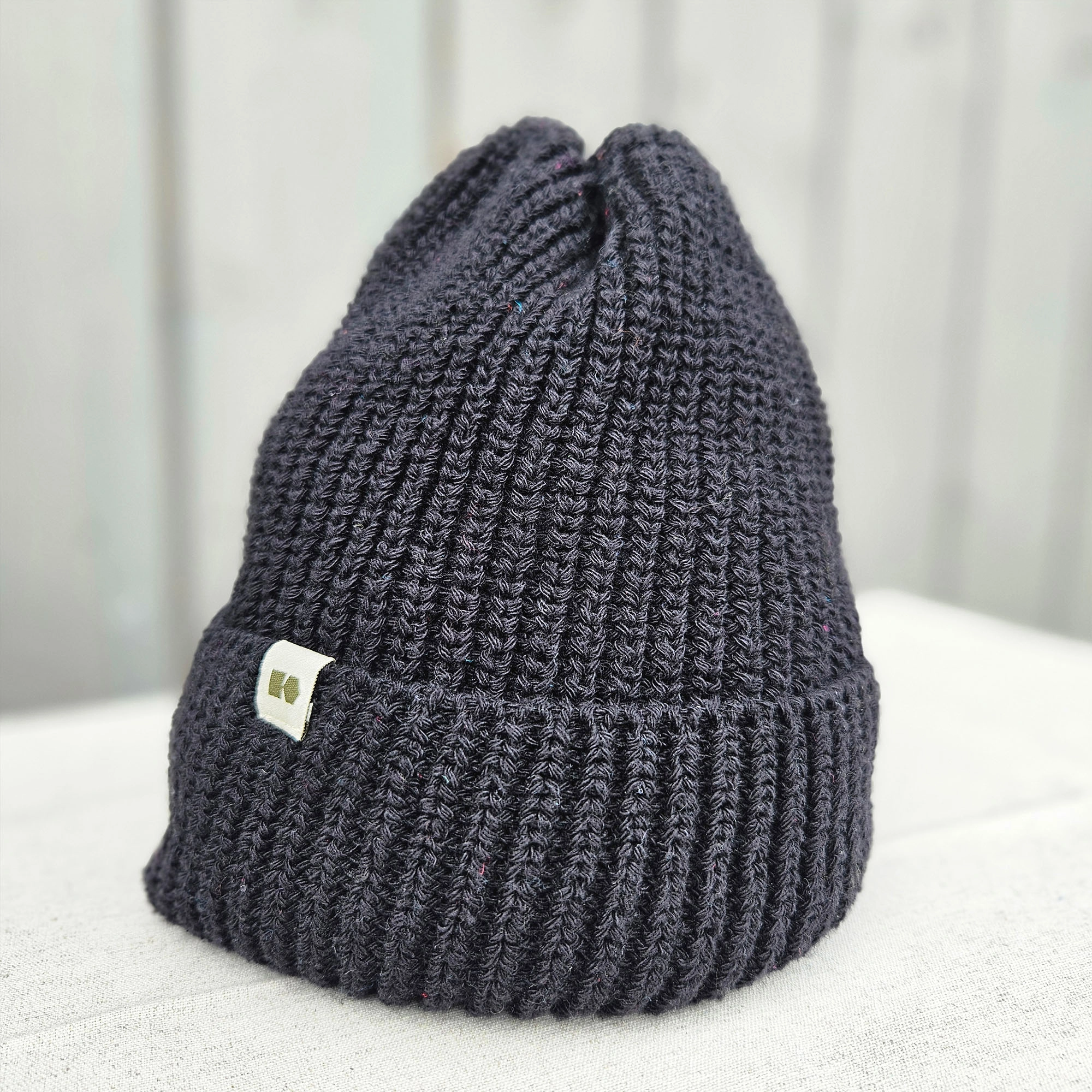 Hemp-cotton beanie with a small logo (black)