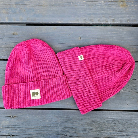 Hemp-cotton beanie with a small logo (fuchsia)