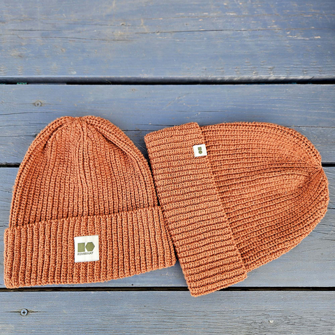 Hemp-cotton beanie with a small logo (brown)