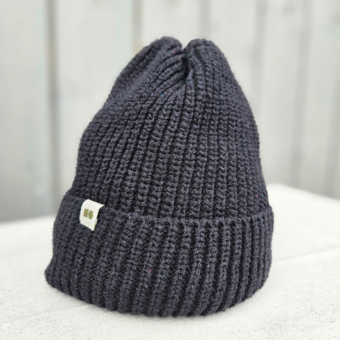 Hemp-cotton beanie with a small logo (black)
