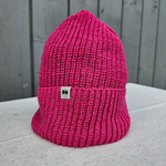 Hemp-cotton beanie with a small logo (fuchsia)