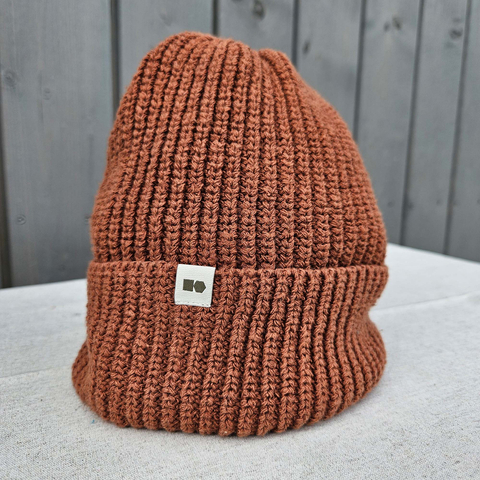 Hemp-cotton beanie with a small logo (brown)