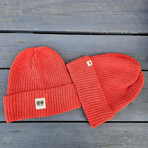 Hemp-cotton beanie with a small logo (redhead)