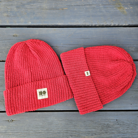 Hemp-cotton beanie with a small logo (red)