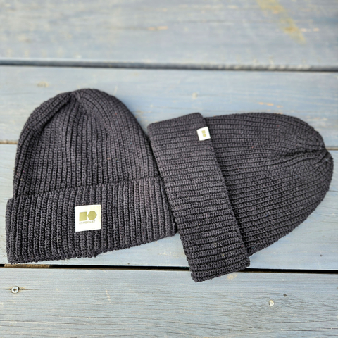Hemp-cotton beanie with a small logo (black)