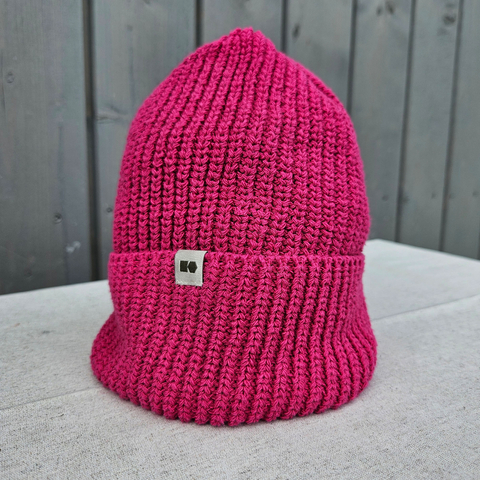 Hemp-cotton beanie with a small logo (fuchsia)