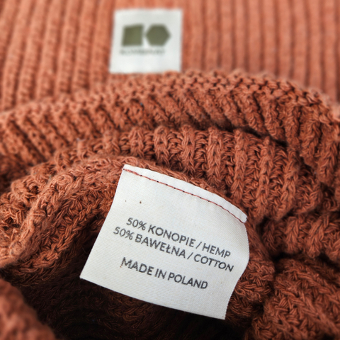 Hemp-cotton beanie with a small logo (brown)