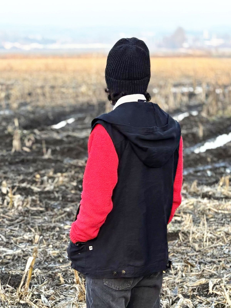 Hooded vest - black